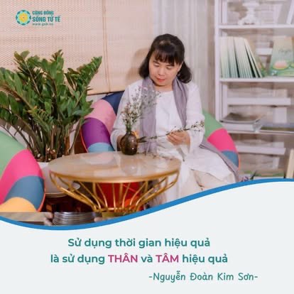 Cô Nguyễn Đoàn Kim Sơn ngồi cắm hoa — “Sử dụng thời gian hiệu quả là sử dụng thân và tâm hiệu quả”