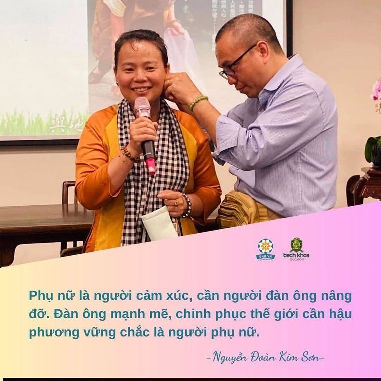 Cô Sơn cầm micro chia sẻ trước cộng đồng, Thầy Quân ngồi bên cạnh