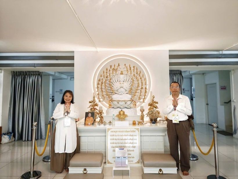 Cô Sơn và Thầy Quân chắp tay tại chùa Thiên Thủ Quan Âm, Thái Lan