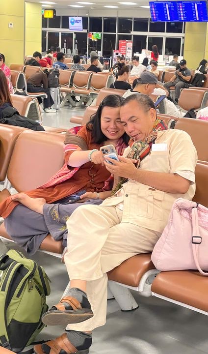 Cô Sơn và Thầy Quân ngồi cùng nhau ở sân bay, trên đường đi tu học