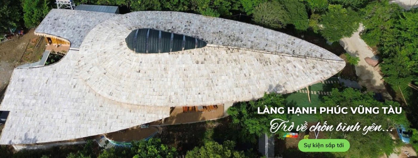 Toàn cảnh Làng Hạnh Phúc Vũng Tàu nhìn từ trên cao — mái lá hình chiếc lá giữa rừng cây