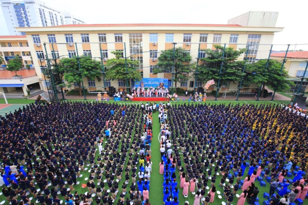 Toàn cảnh sân Trường Xanh Tuệ Đức Thanh Hà trong một buổi lễ, hàng nghìn học sinh xếp hàng